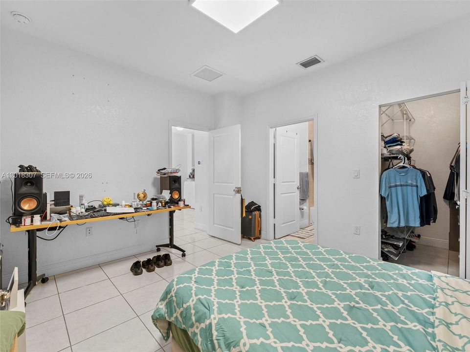 Activo con contrato: $449,000 (3 camas, 2 baños, 1083 Pies cuadrados)