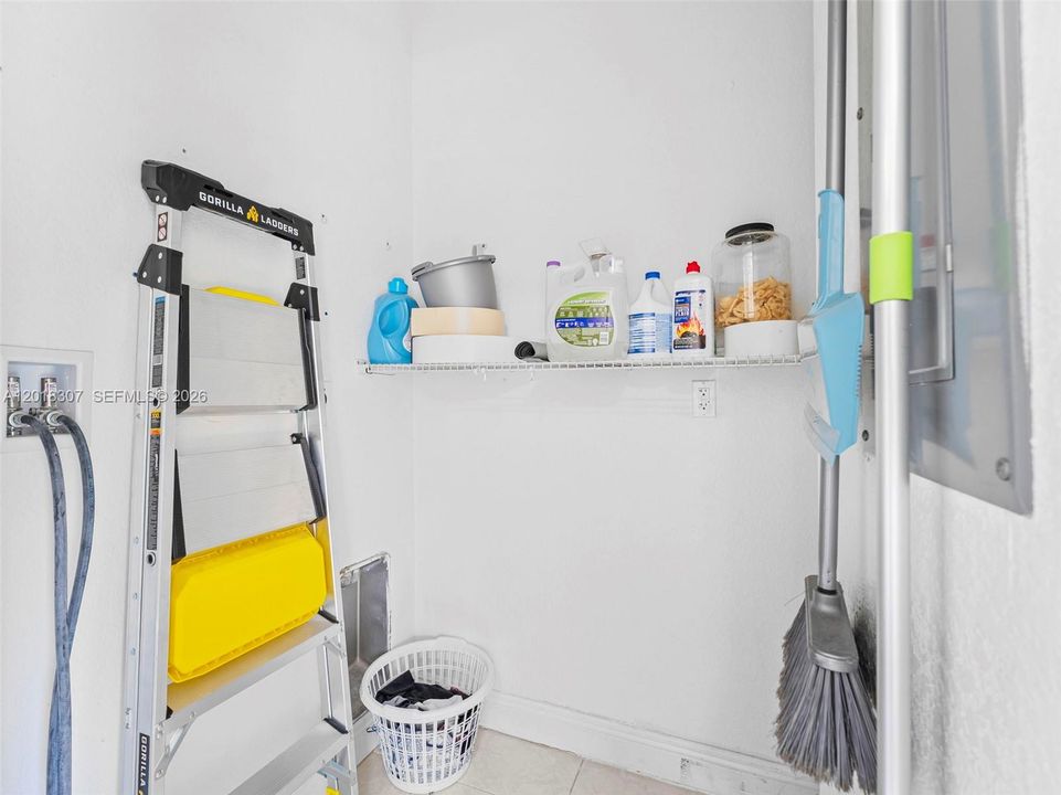 Activo con contrato: $449,000 (3 camas, 2 baños, 1083 Pies cuadrados)