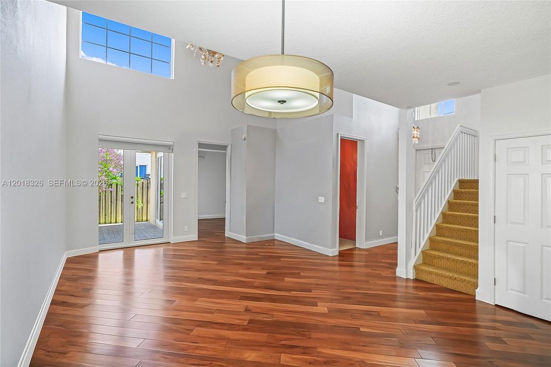 En Venta: $699,000 (3 camas, 2 baños, 2163 Pies cuadrados)