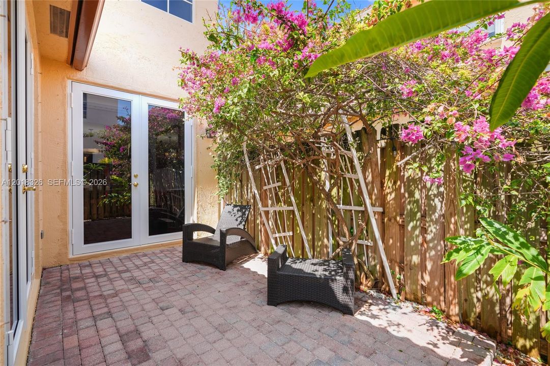 En Venta: $699,000 (3 camas, 2 baños, 2163 Pies cuadrados)