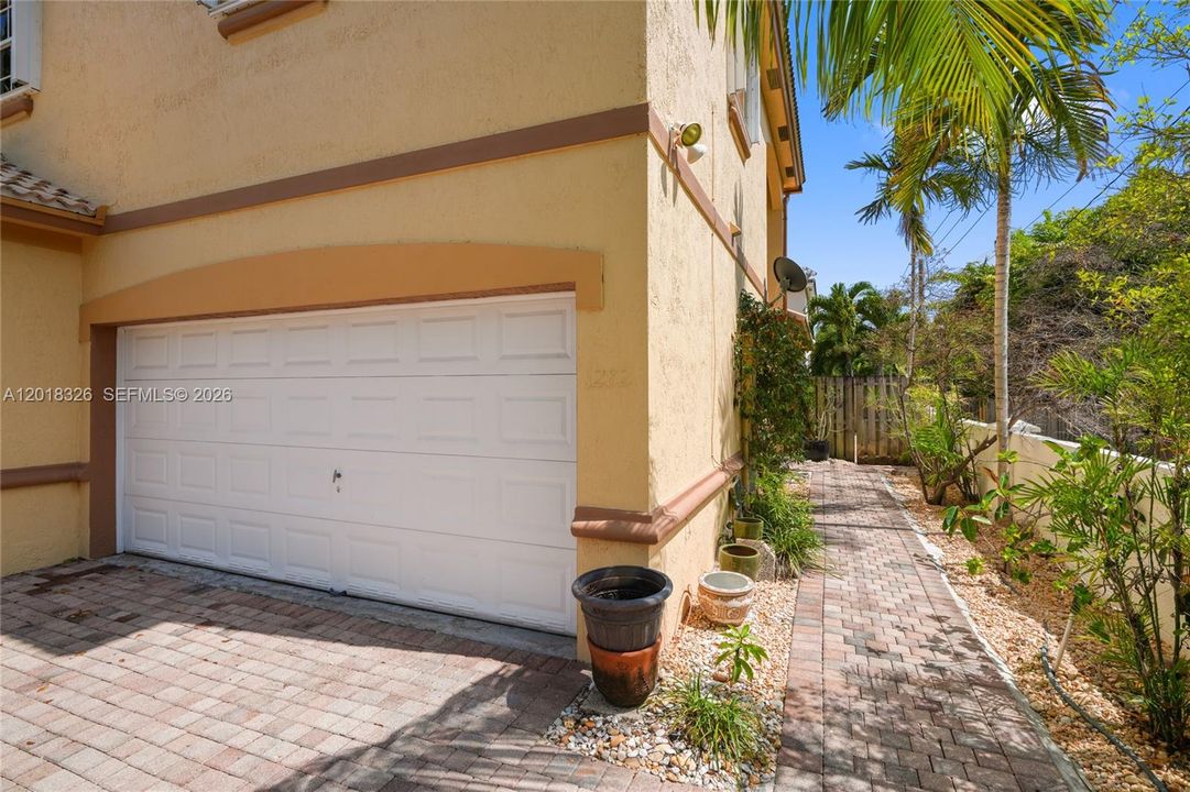 En Venta: $699,000 (3 camas, 2 baños, 2163 Pies cuadrados)