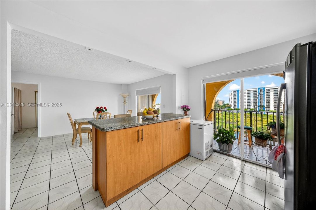 For Sale: $189,000 (1 beds, 1 baths, 709 Square Feet)