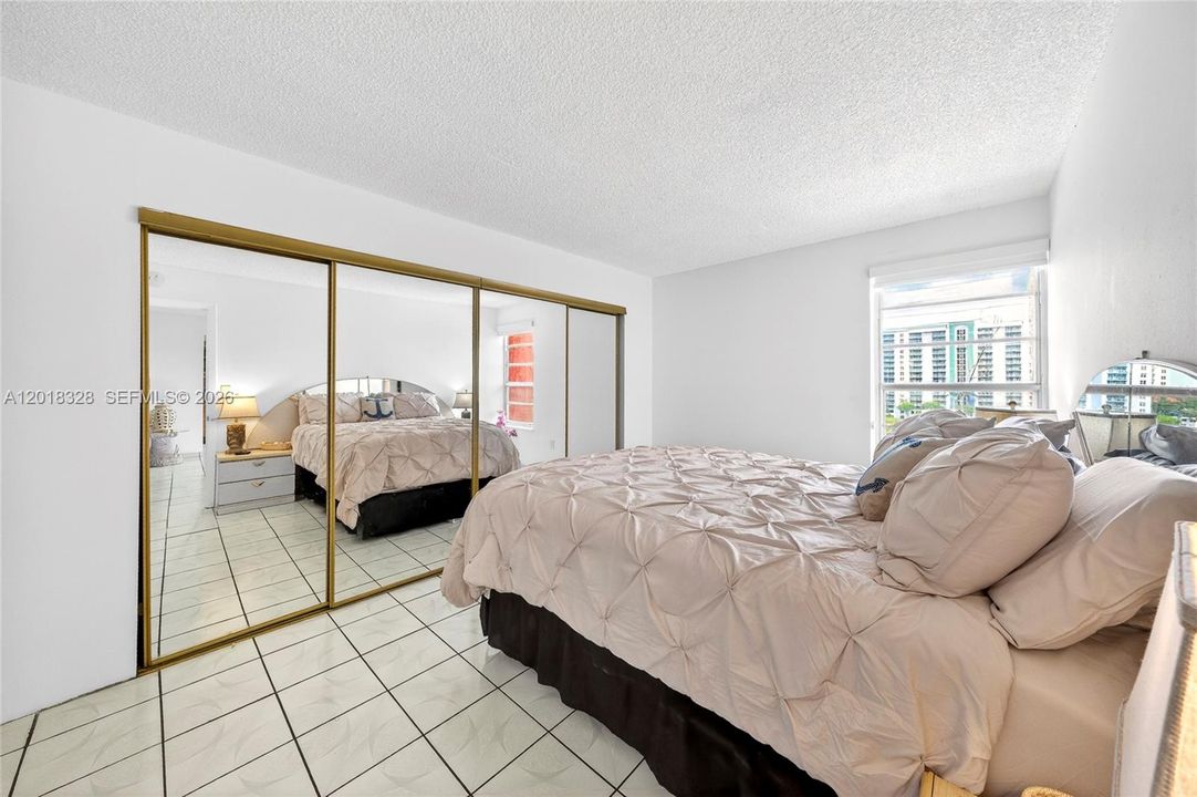 For Sale: $189,000 (1 beds, 1 baths, 709 Square Feet)