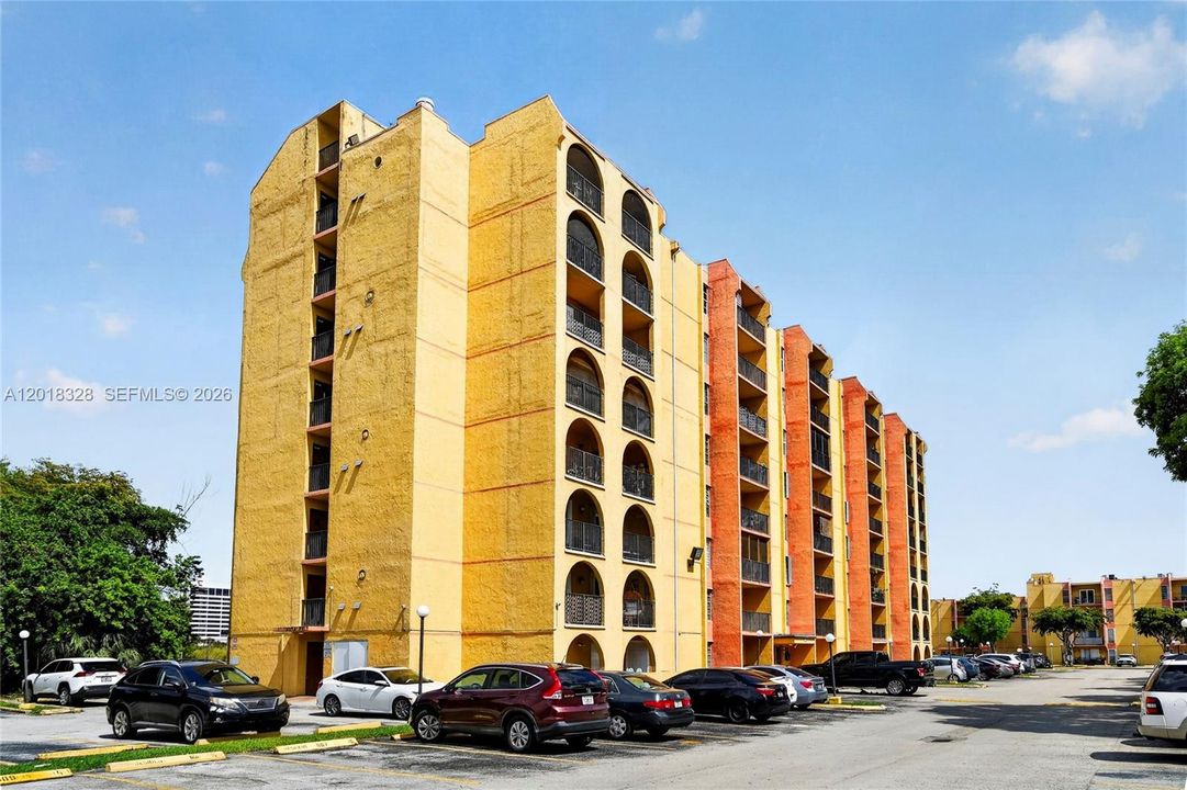 For Sale: $189,000 (1 beds, 1 baths, 709 Square Feet)