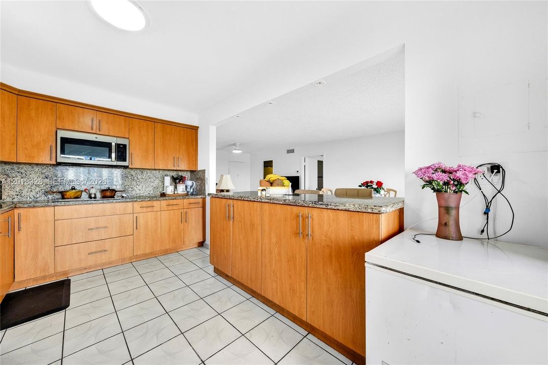 For Sale: $189,000 (1 beds, 1 baths, 709 Square Feet)