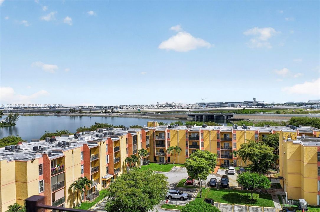 For Sale: $189,000 (1 beds, 1 baths, 709 Square Feet)