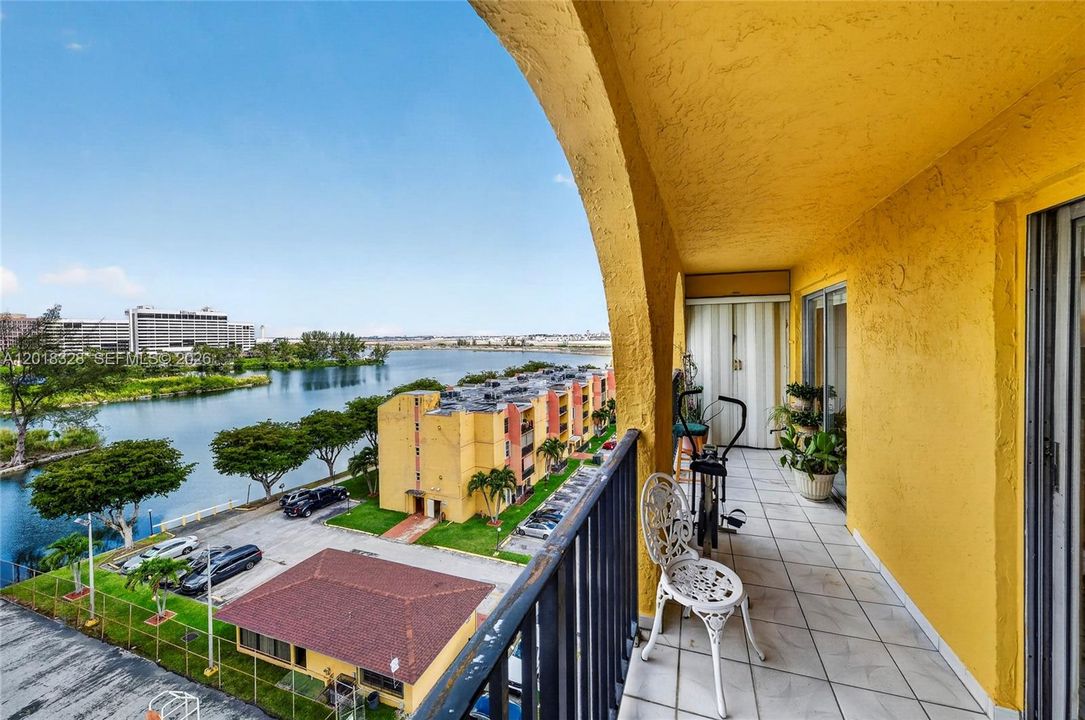 For Sale: $189,000 (1 beds, 1 baths, 709 Square Feet)