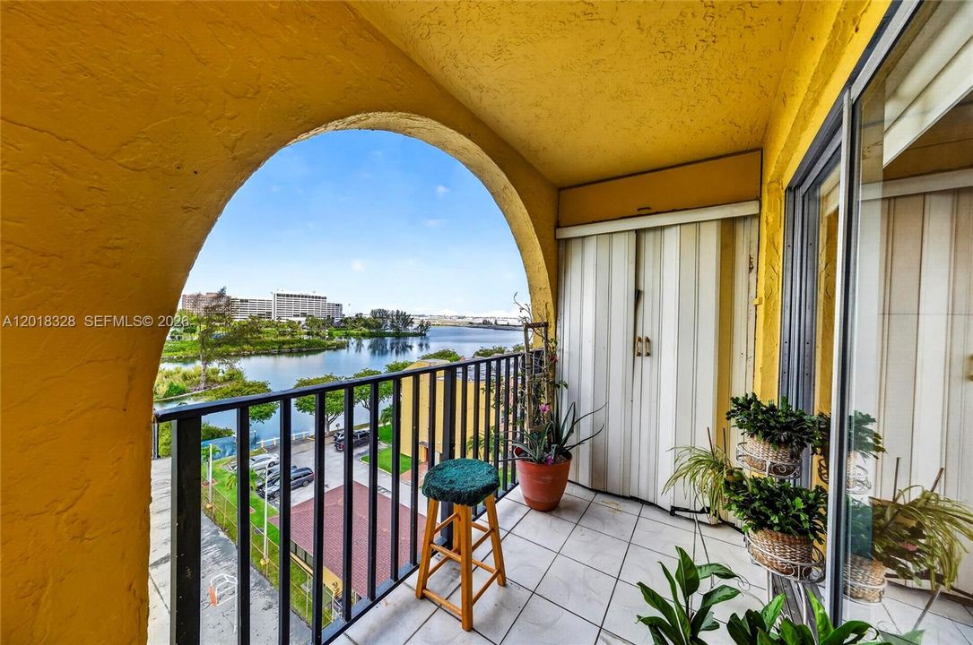 For Sale: $189,000 (1 beds, 1 baths, 709 Square Feet)