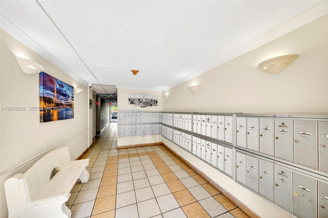 For Sale: $189,000 (1 beds, 1 baths, 709 Square Feet)