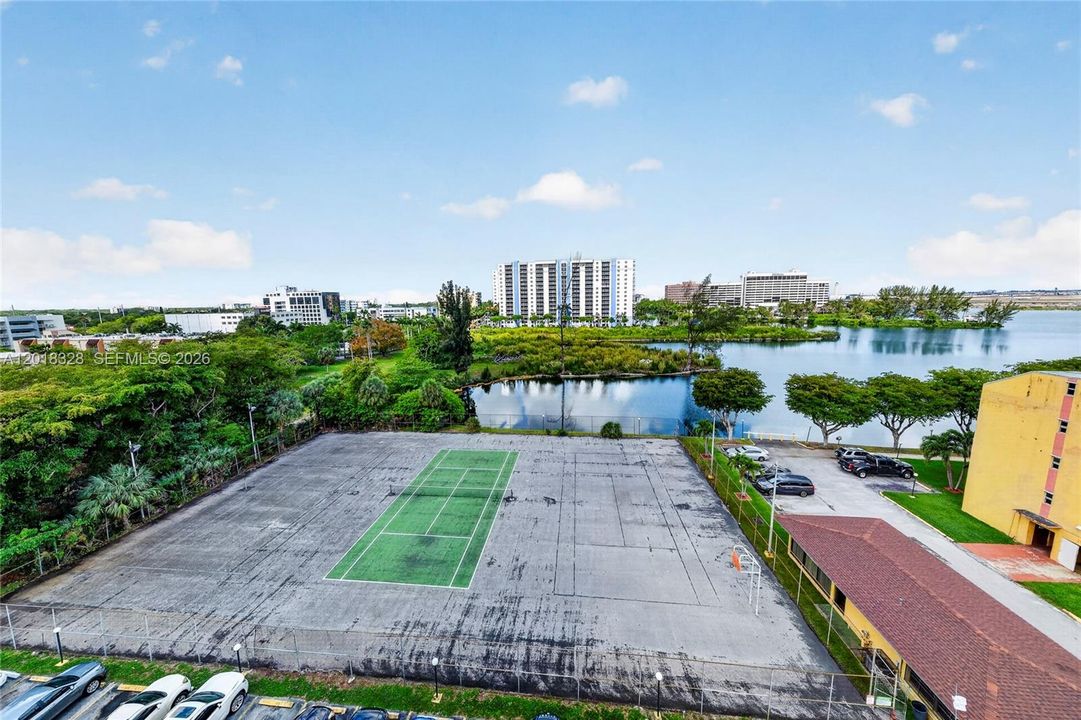 For Sale: $189,000 (1 beds, 1 baths, 709 Square Feet)