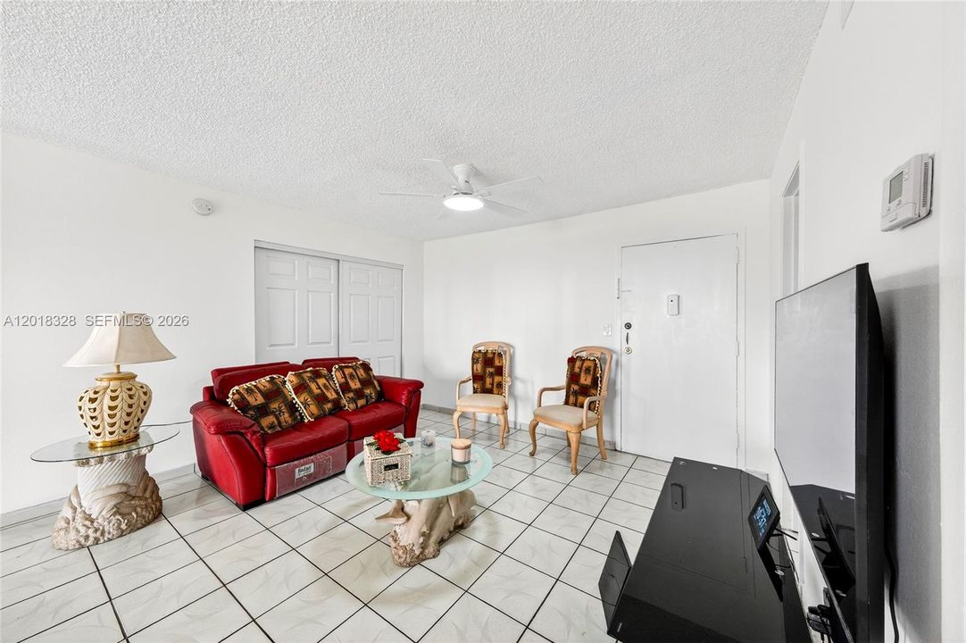 For Sale: $189,000 (1 beds, 1 baths, 709 Square Feet)