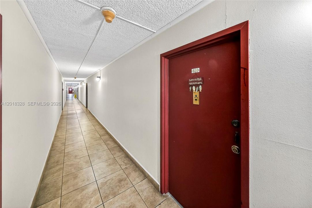 For Sale: $189,000 (1 beds, 1 baths, 709 Square Feet)