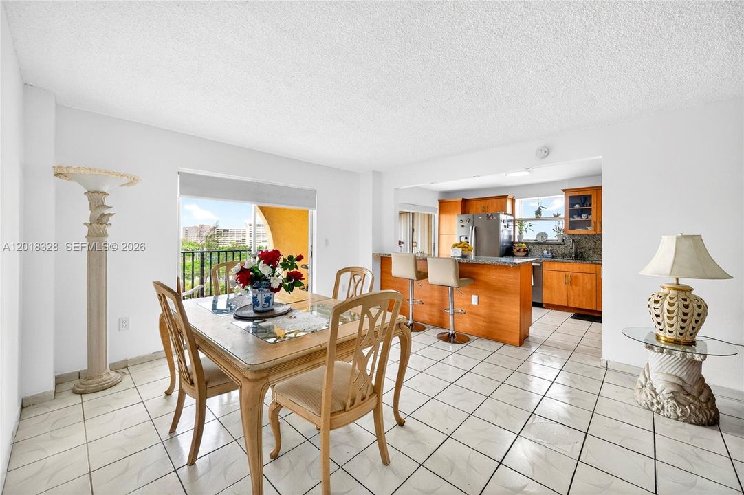 For Sale: $189,000 (1 beds, 1 baths, 709 Square Feet)