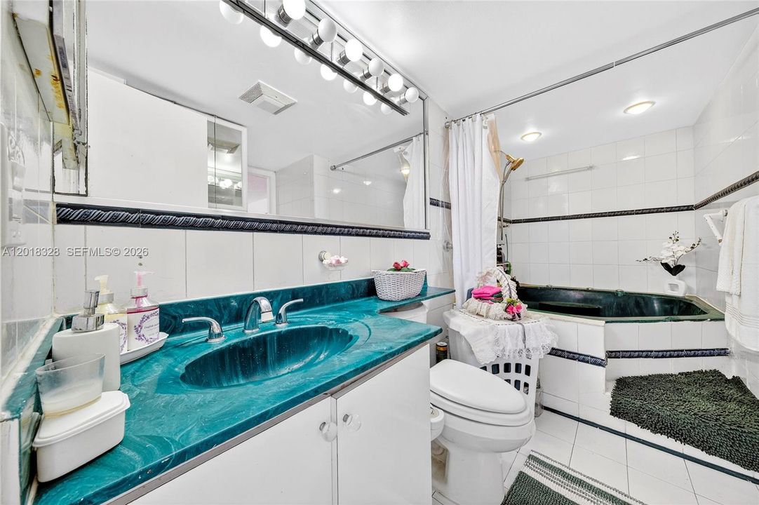 For Sale: $189,000 (1 beds, 1 baths, 709 Square Feet)