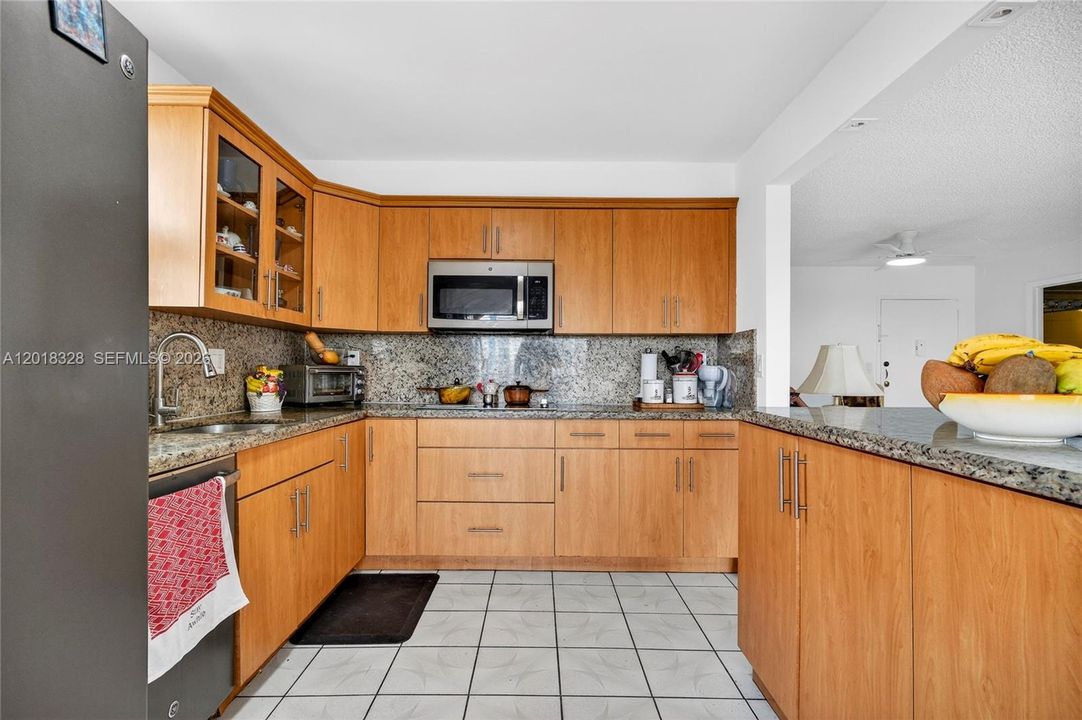 For Sale: $189,000 (1 beds, 1 baths, 709 Square Feet)