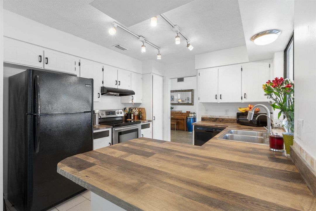 11-web-or-mls-46 Berkshire Ln-11