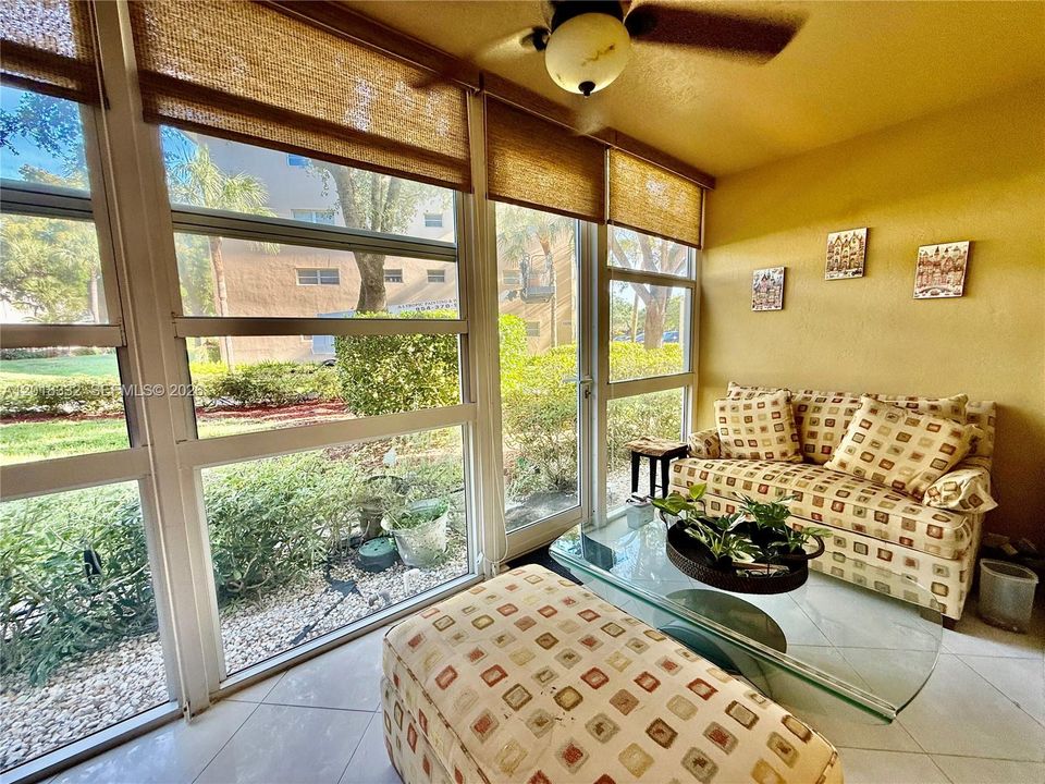 For Sale: $285,000 (2 beds, 2 baths, 1291 Square Feet)