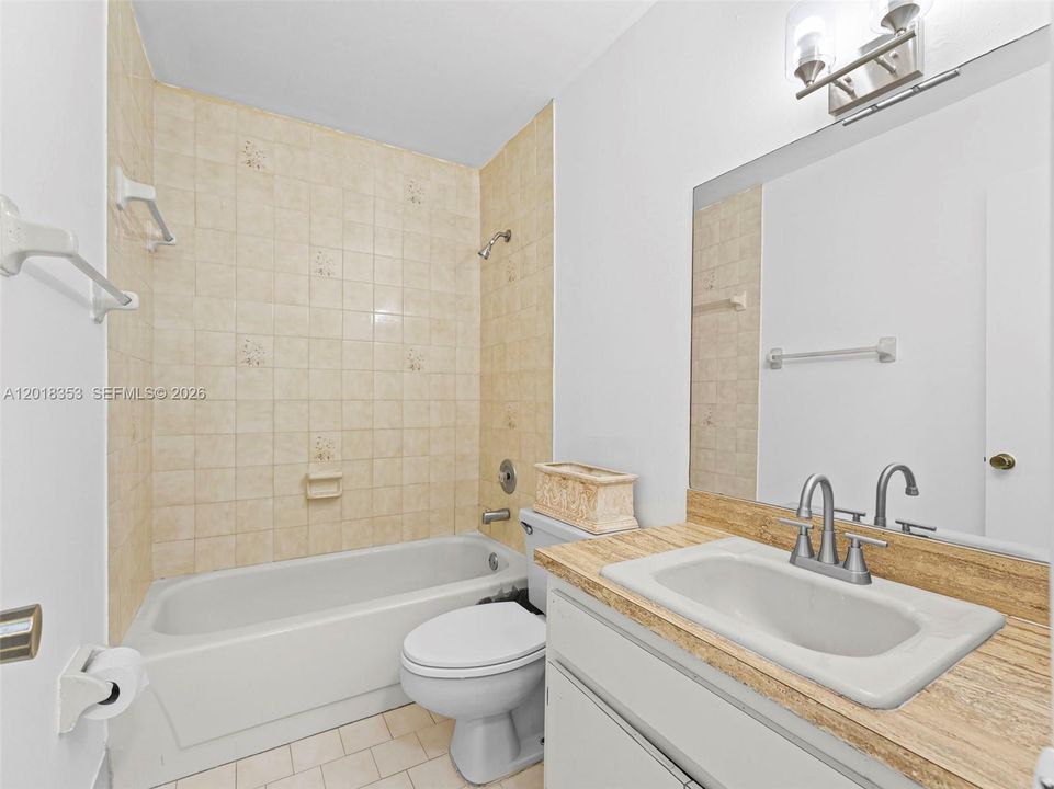 2nd Bathroom (Upstairs)