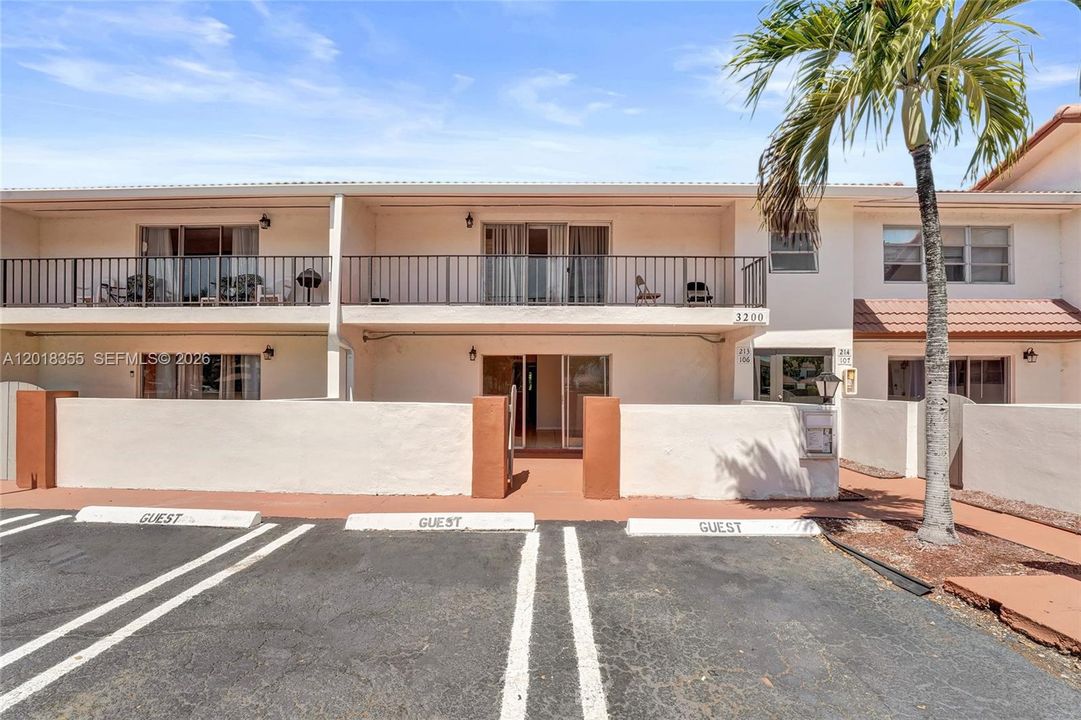 For Sale: $154,900 (2 beds, 2 baths, 1040 Square Feet)