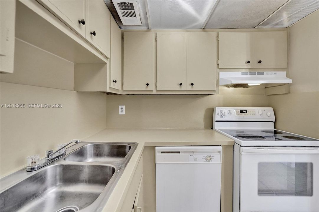 For Sale: $154,900 (2 beds, 2 baths, 1040 Square Feet)