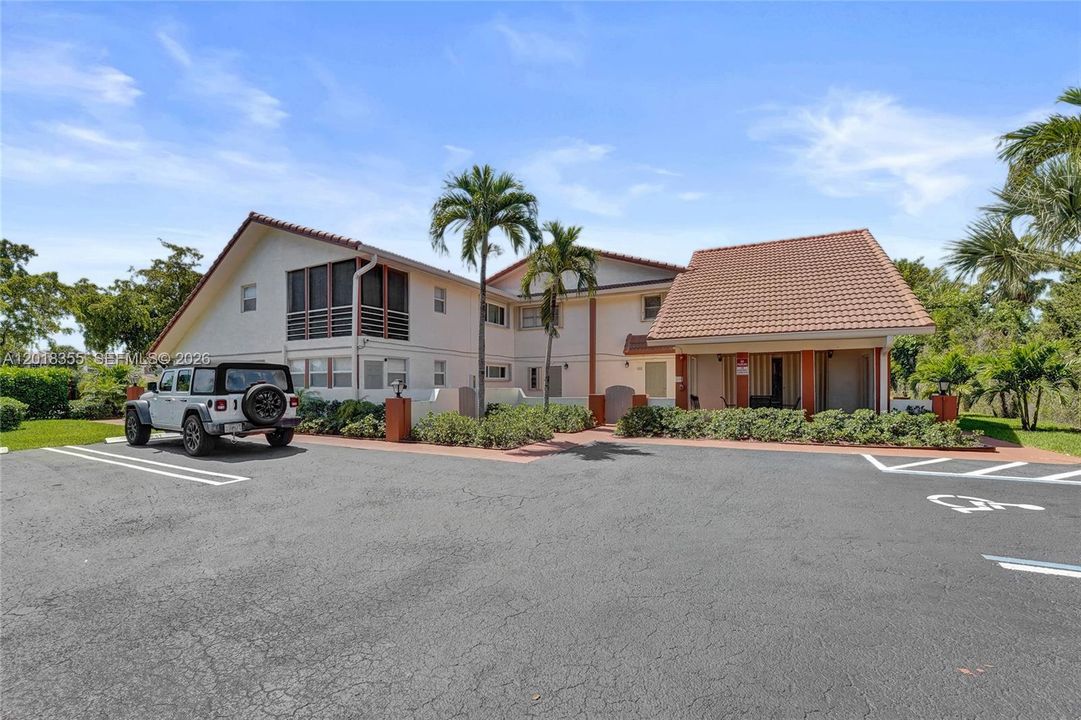 For Sale: $154,900 (2 beds, 2 baths, 1040 Square Feet)