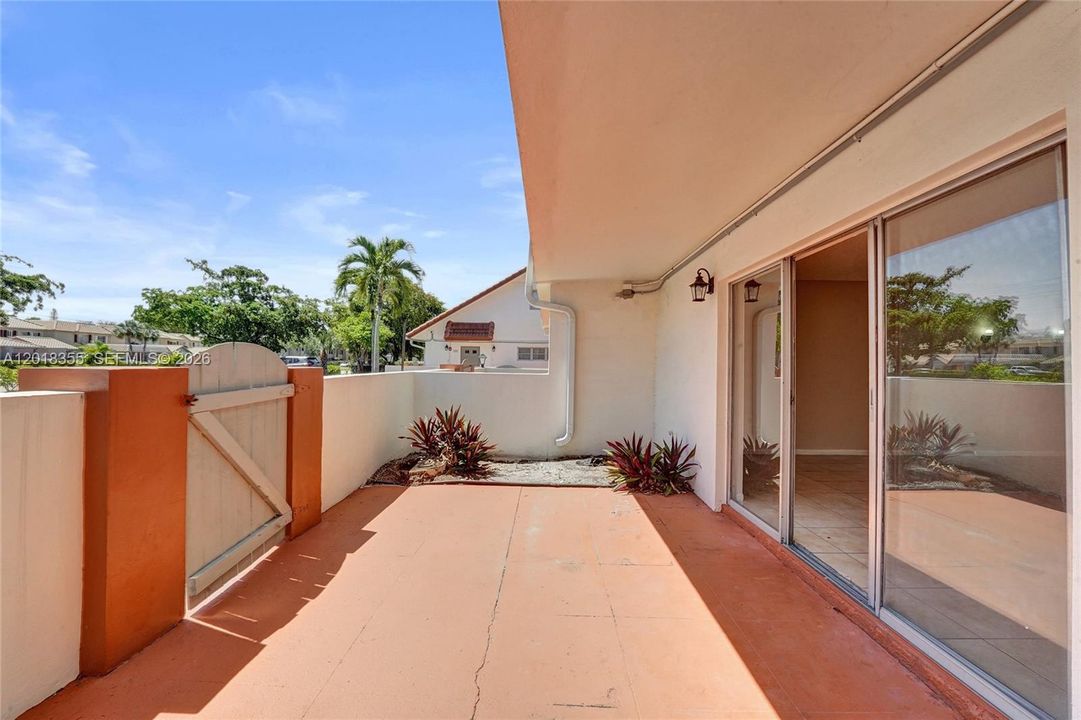 For Sale: $154,900 (2 beds, 2 baths, 1040 Square Feet)