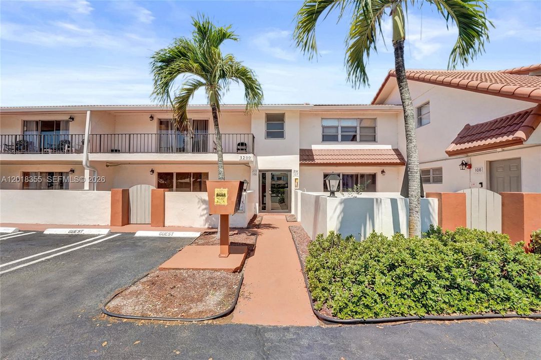 For Sale: $154,900 (2 beds, 2 baths, 1040 Square Feet)