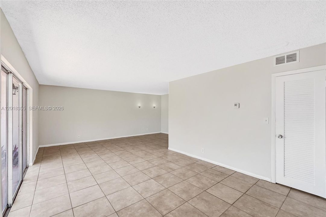 For Sale: $154,900 (2 beds, 2 baths, 1040 Square Feet)