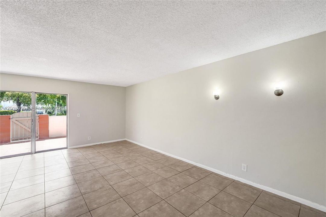 For Sale: $154,900 (2 beds, 2 baths, 1040 Square Feet)