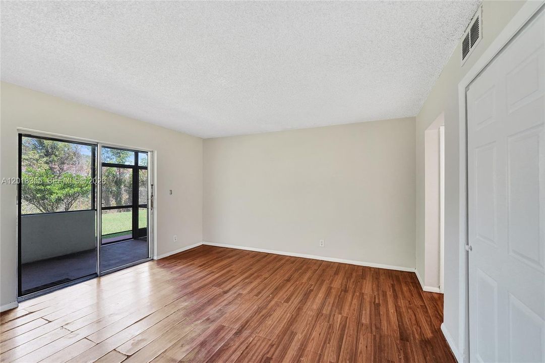 For Sale: $154,900 (2 beds, 2 baths, 1040 Square Feet)