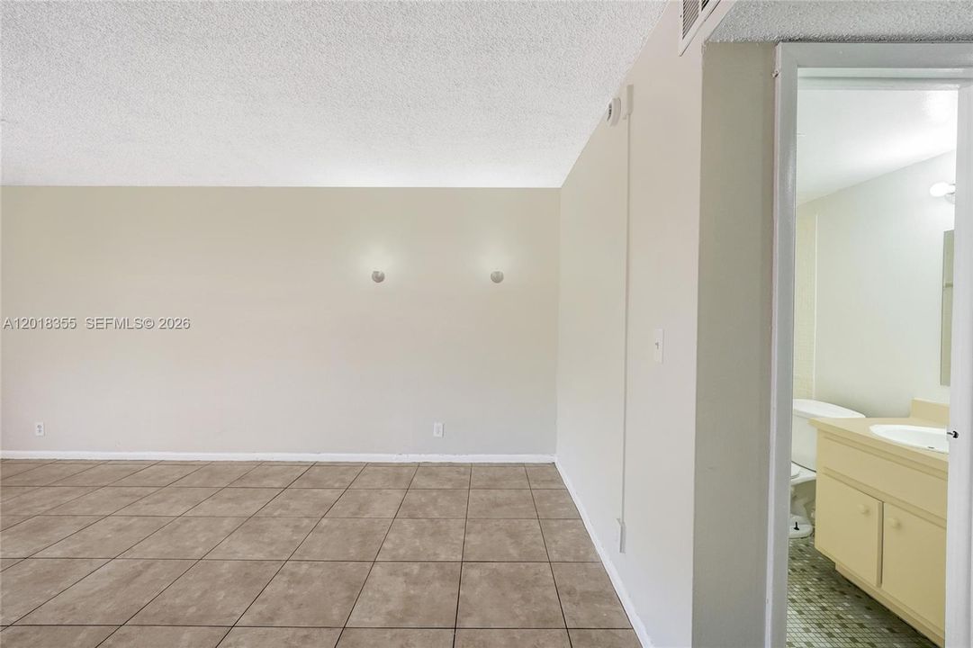 For Sale: $154,900 (2 beds, 2 baths, 1040 Square Feet)