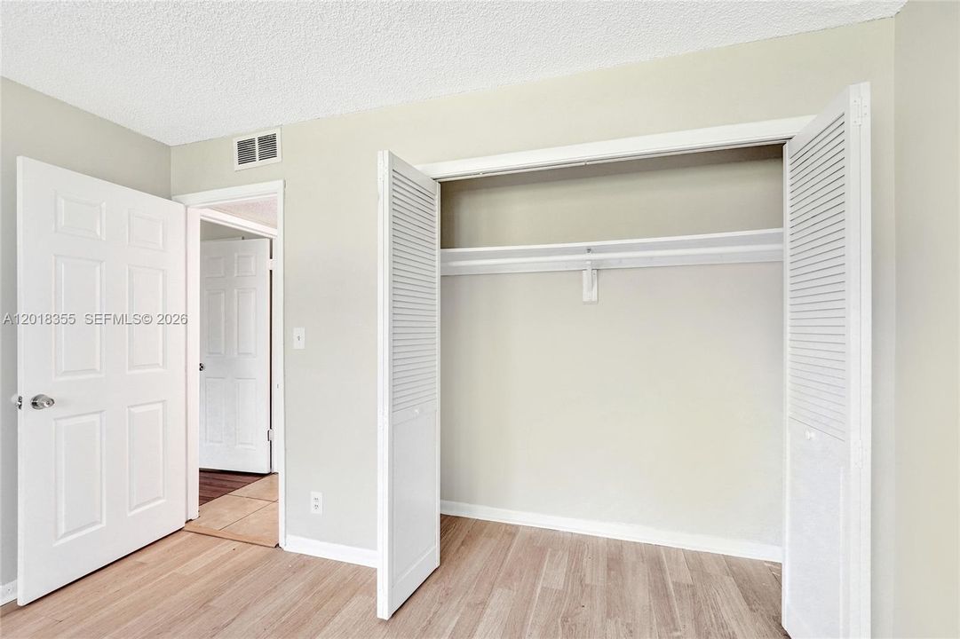For Sale: $154,900 (2 beds, 2 baths, 1040 Square Feet)
