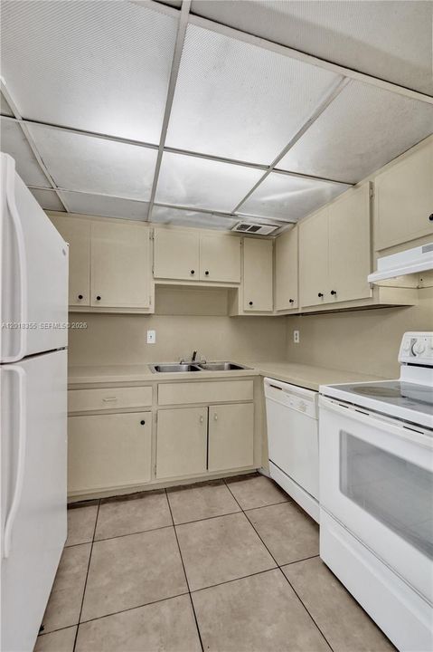 For Sale: $154,900 (2 beds, 2 baths, 1040 Square Feet)