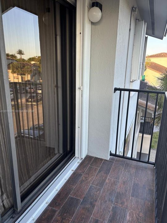 Active With Contract: $1,850 (1 beds, 1 baths, 679 Square Feet)