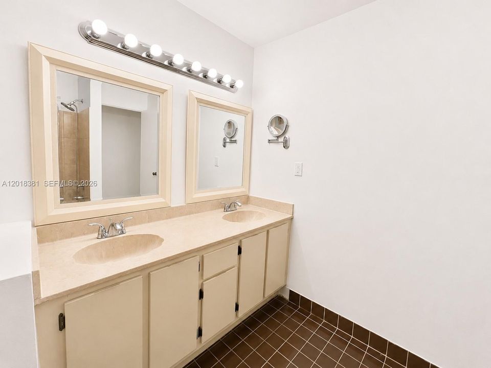 For Sale: $705,000 (4 beds, 3 baths, 1952 Square Feet)