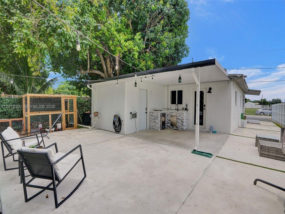 For Sale: $450,000 (3 beds, 1 baths, 864 Square Feet)