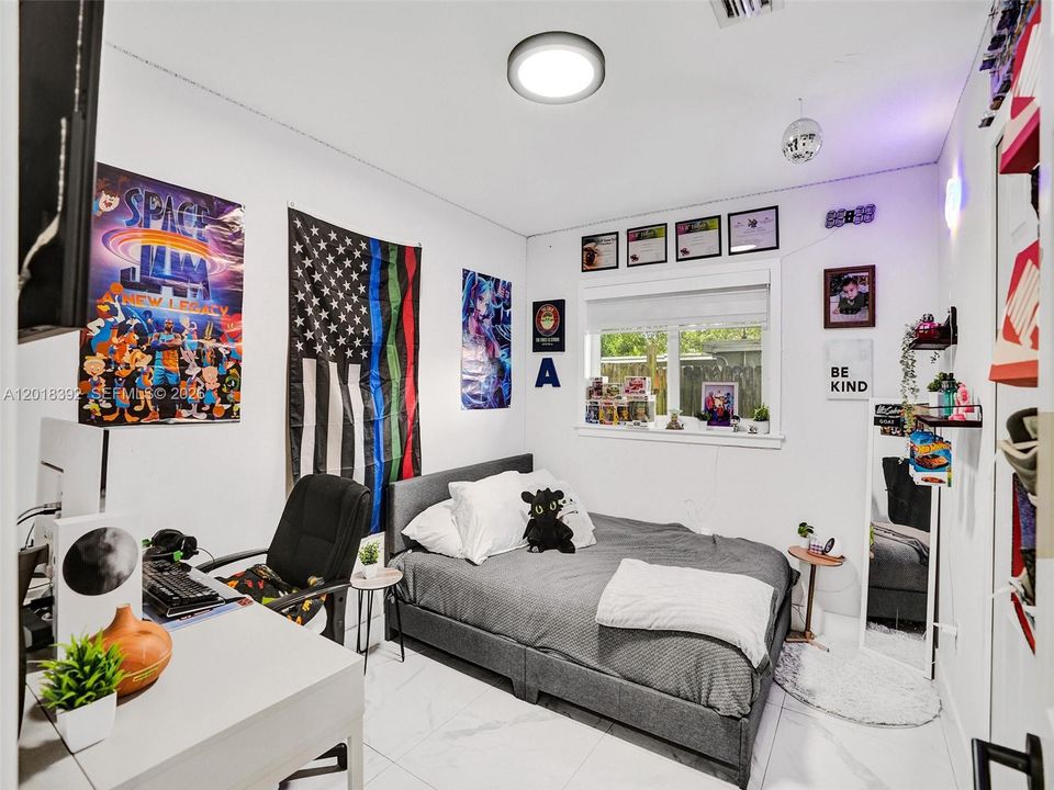 For Sale: $450,000 (3 beds, 1 baths, 864 Square Feet)