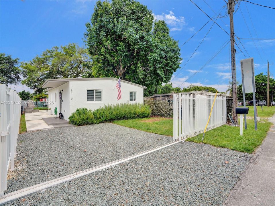 For Sale: $450,000 (3 beds, 1 baths, 864 Square Feet)