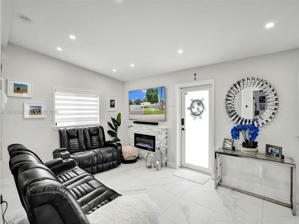For Sale: $450,000 (3 beds, 1 baths, 864 Square Feet)