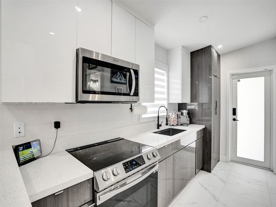 For Sale: $450,000 (3 beds, 1 baths, 864 Square Feet)