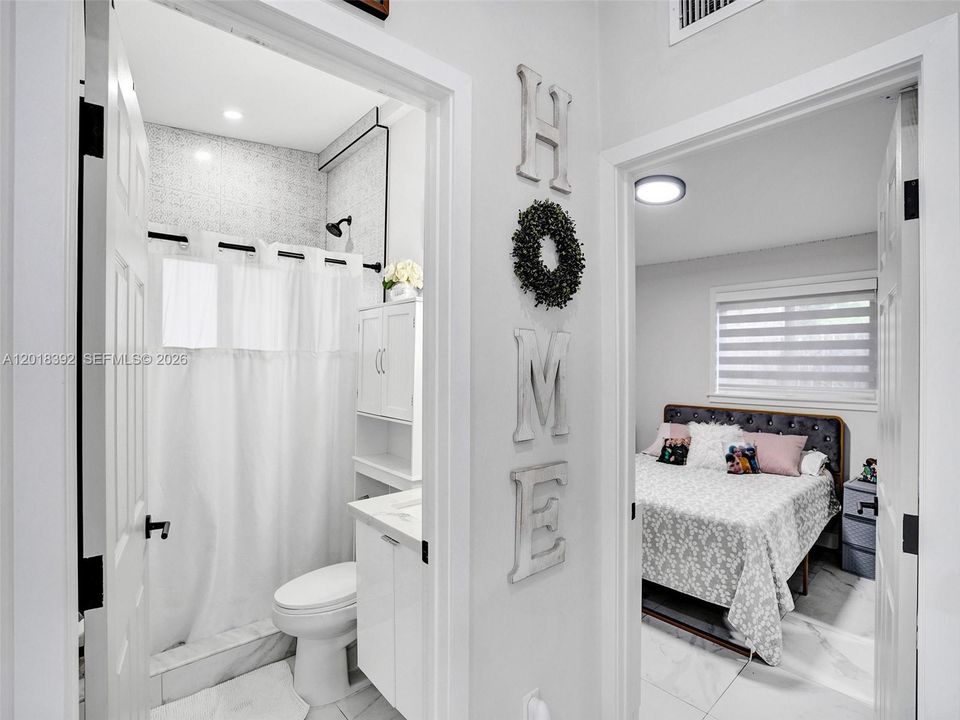 For Sale: $450,000 (3 beds, 1 baths, 864 Square Feet)