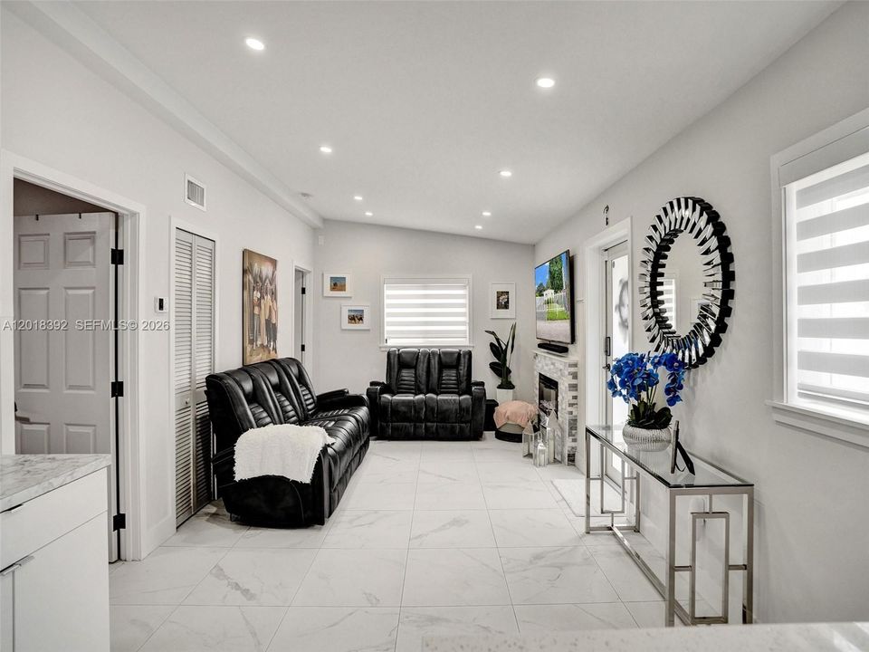 For Sale: $450,000 (3 beds, 1 baths, 864 Square Feet)