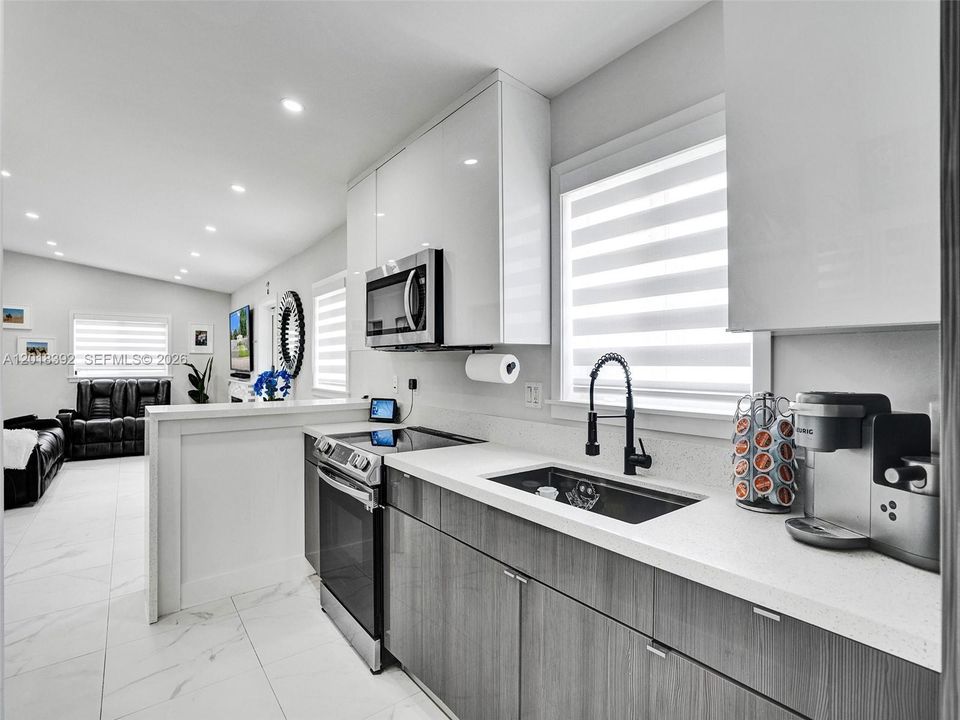 For Sale: $450,000 (3 beds, 1 baths, 864 Square Feet)