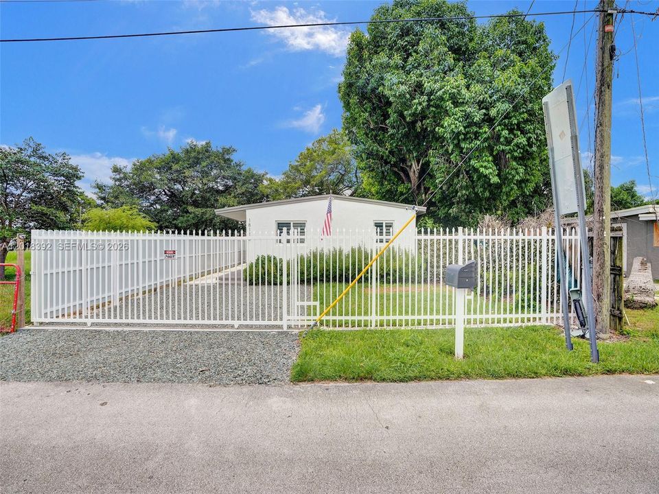 For Sale: $450,000 (3 beds, 1 baths, 864 Square Feet)