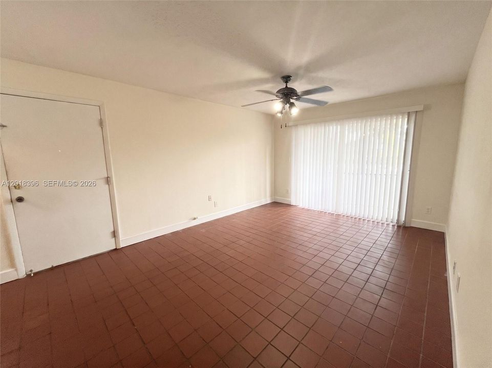 For Sale: $165,000 (1 beds, 1 baths, 560 Square Feet)