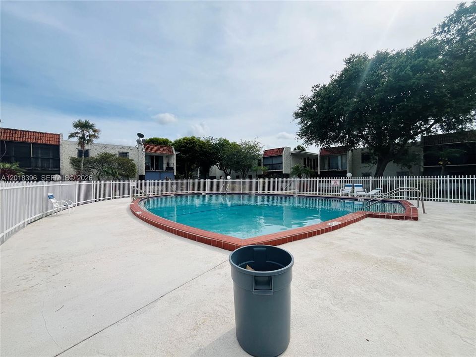 For Sale: $165,000 (1 beds, 1 baths, 560 Square Feet)