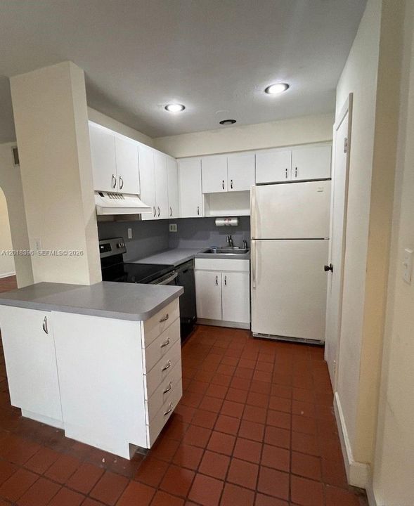 For Sale: $165,000 (1 beds, 1 baths, 560 Square Feet)