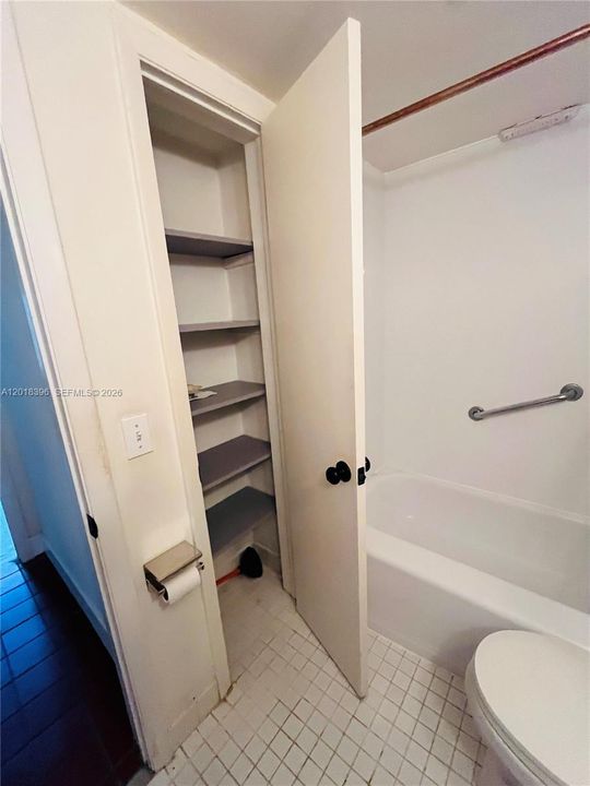 For Sale: $165,000 (1 beds, 1 baths, 560 Square Feet)