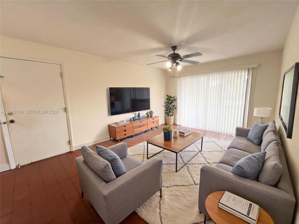 For Sale: $165,000 (1 beds, 1 baths, 560 Square Feet)