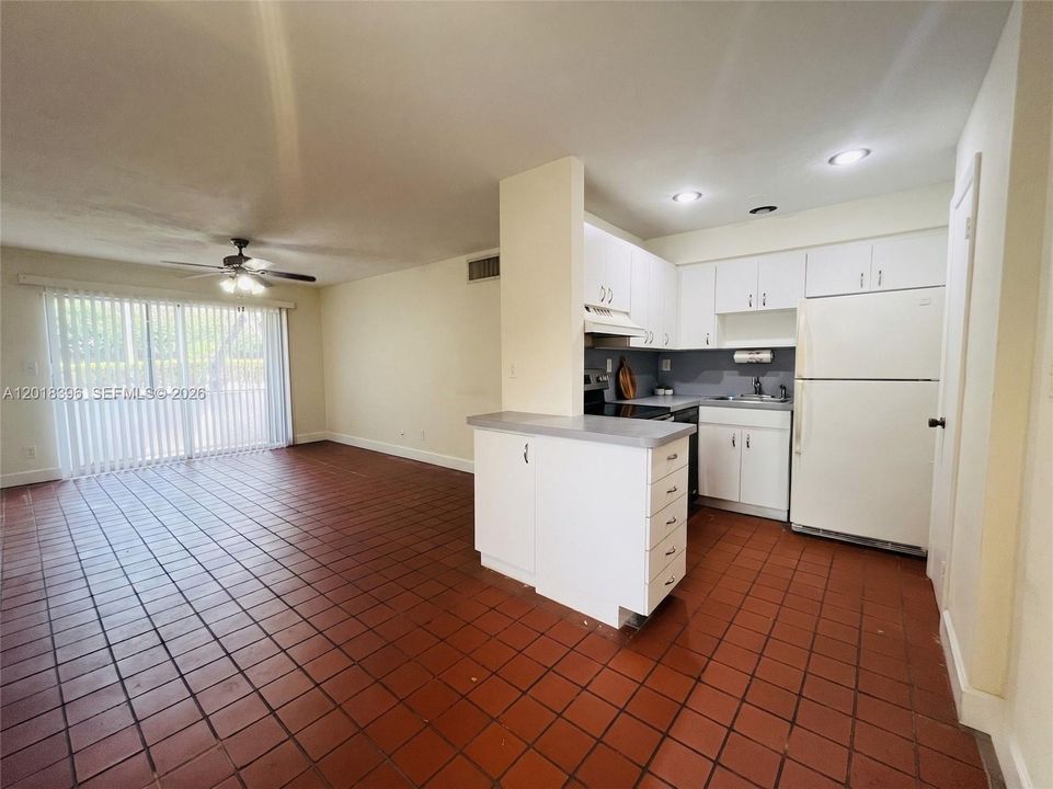 For Sale: $165,000 (1 beds, 1 baths, 560 Square Feet)